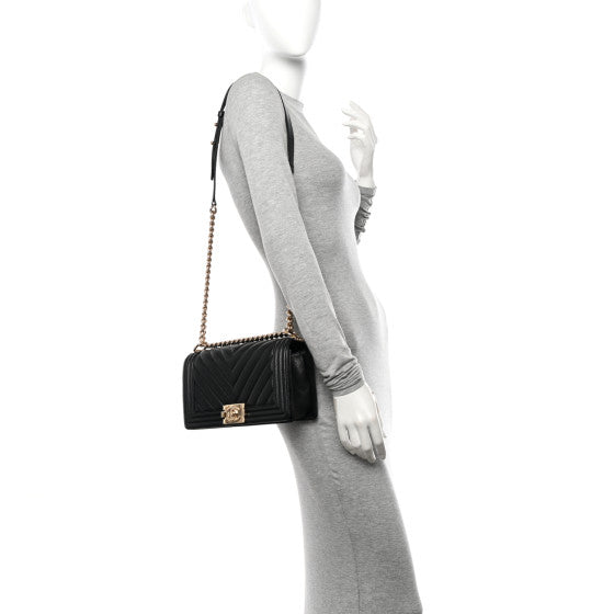 Bolsa Chanel Caviar Chevron Quilted Medium Boy Flap Preto
