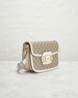 Bolsa de Ombro Gucci Horsebit 1955 em Bege