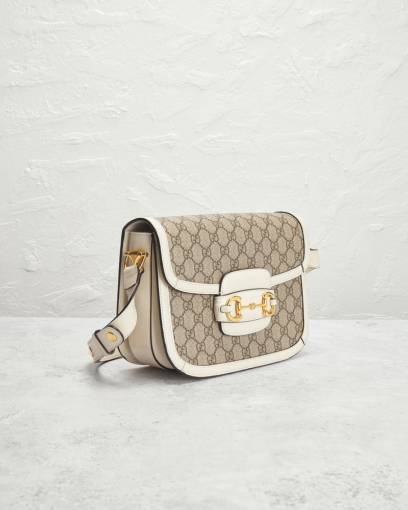 Bolsa de Ombro Gucci Horsebit 1955 em Bege