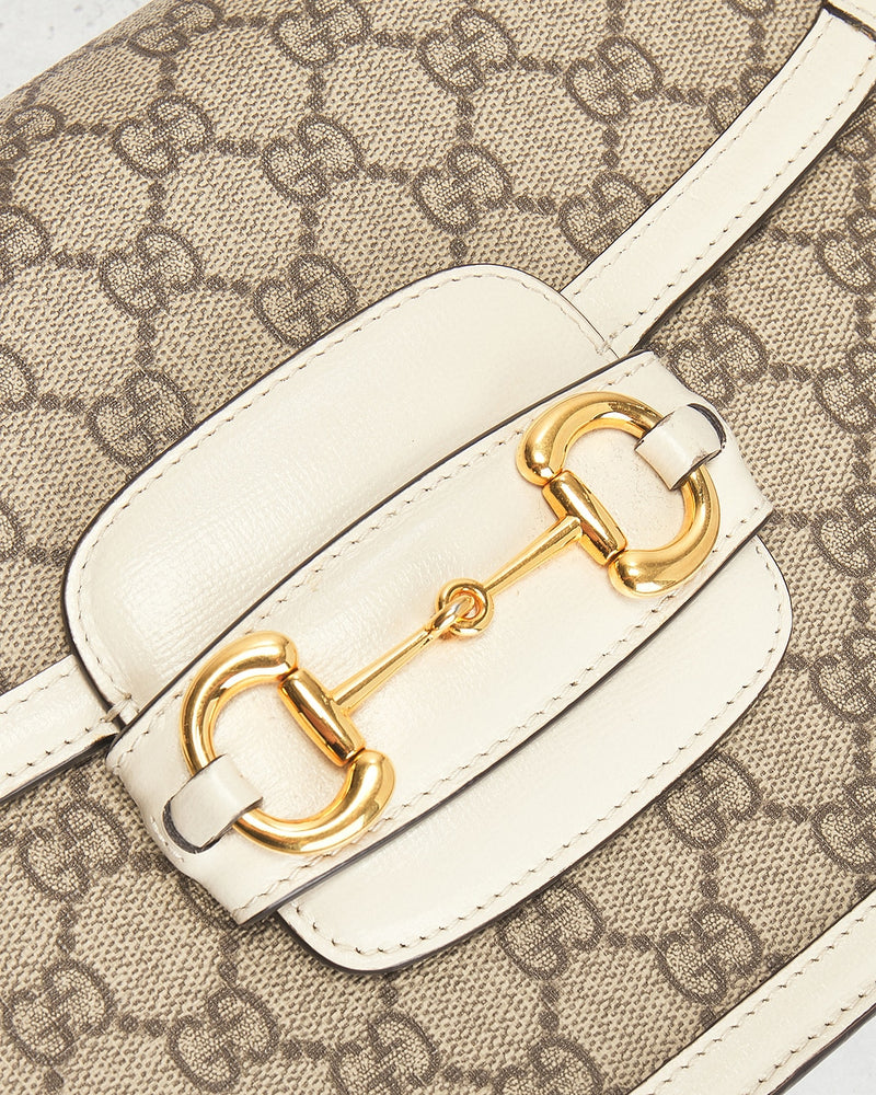 Bolsa de Ombro Gucci Horsebit 1955 em Bege