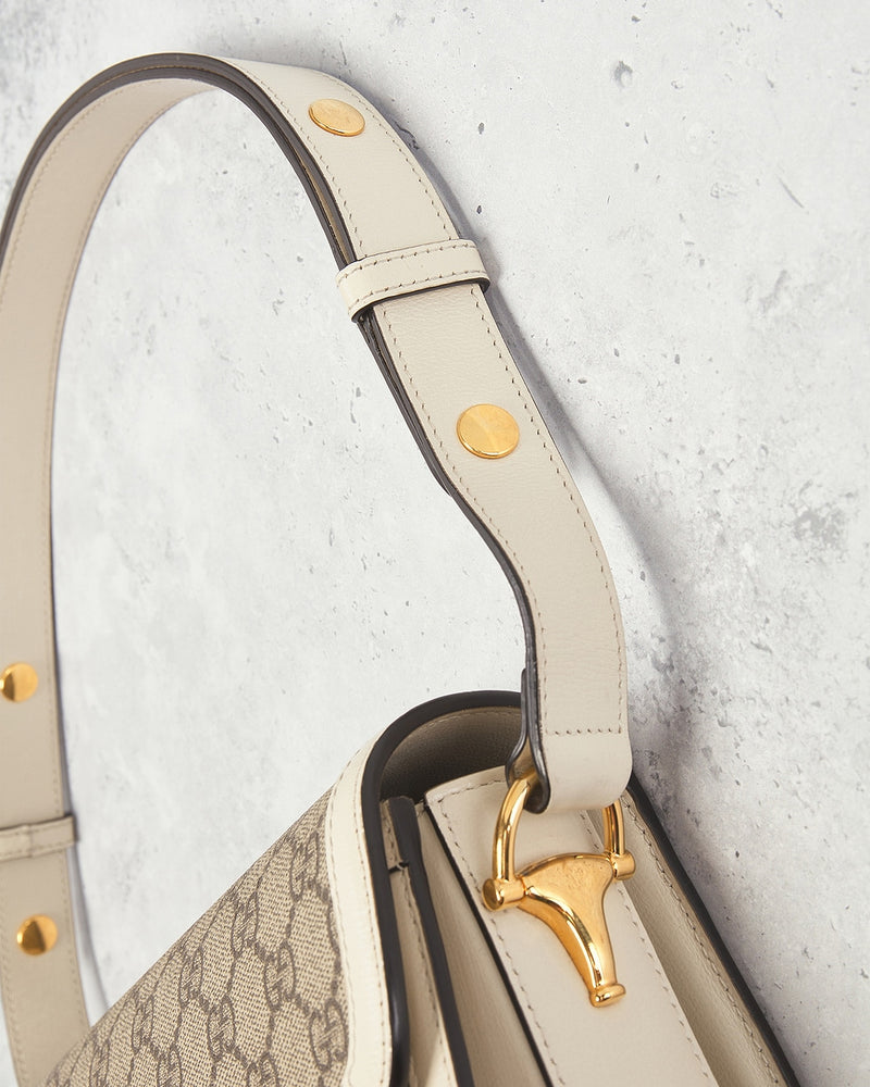 Bolsa de Ombro Gucci Horsebit 1955 em Bege