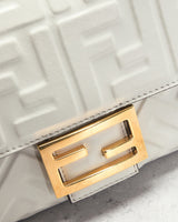 Bolsa de Ombro Fendi Zucca Mama Baguette Branca