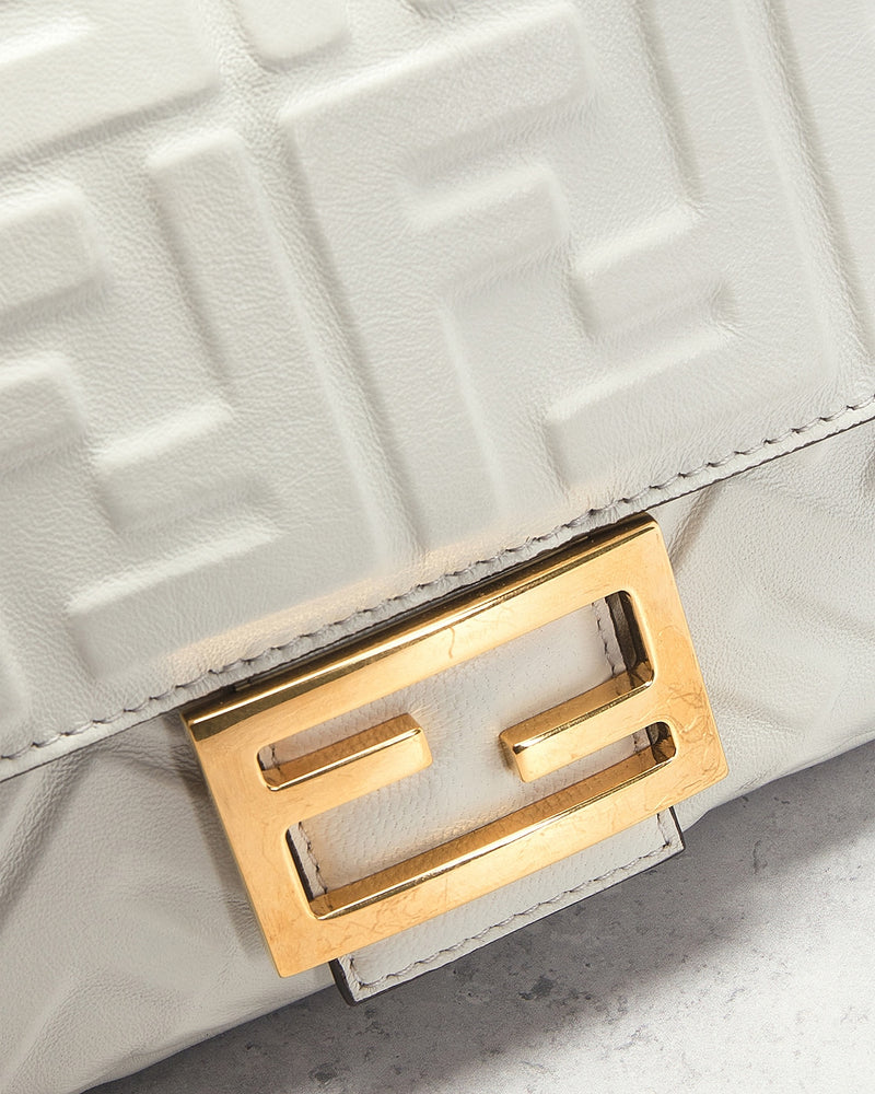 Bolsa de Ombro Fendi Zucca Mama Baguette Branca