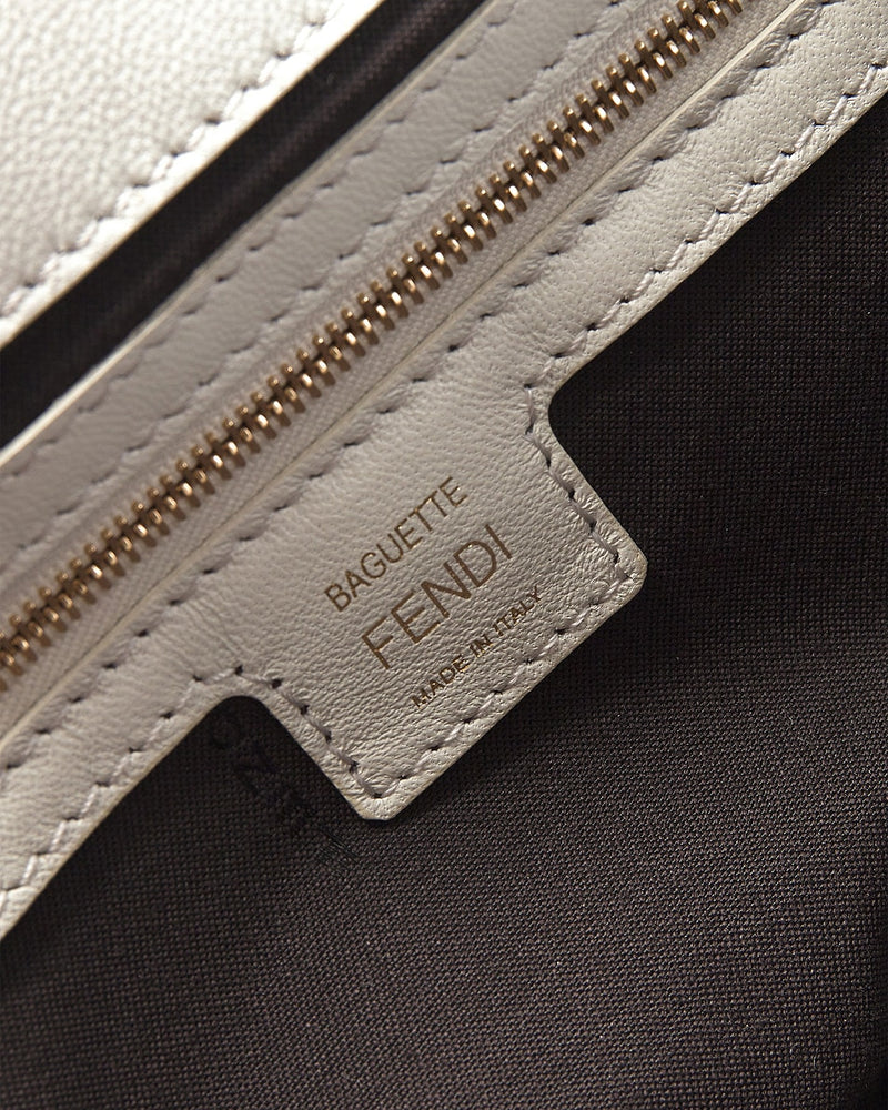 Bolsa de Ombro Fendi Zucca Mama Baguette Branca