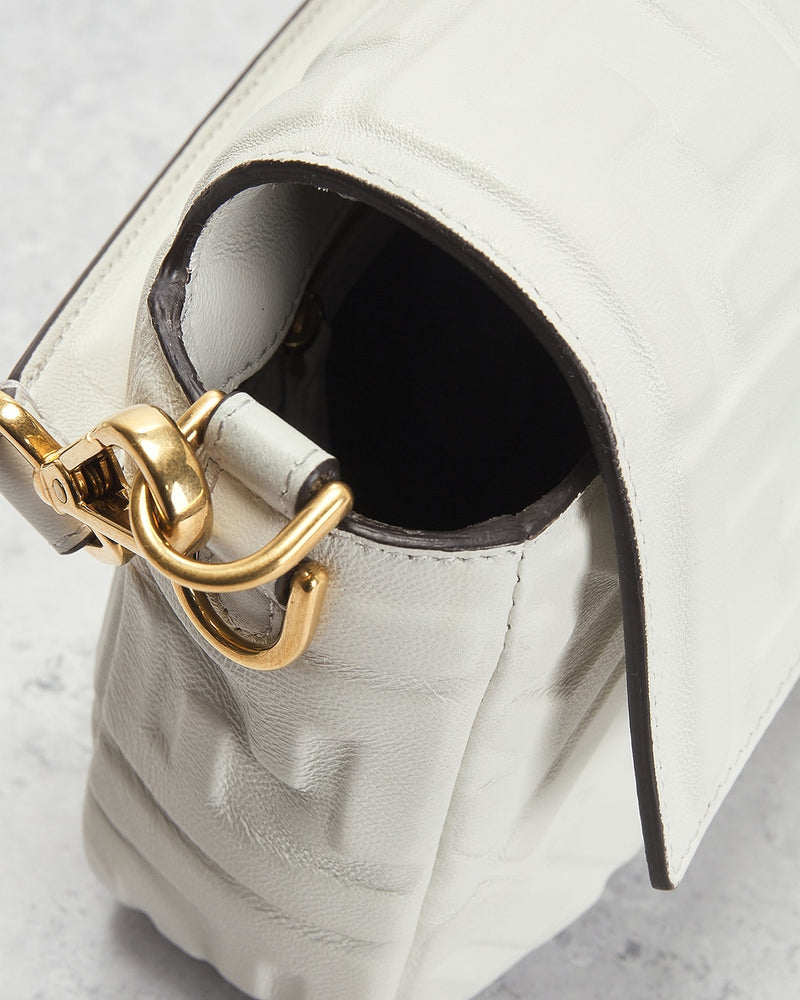 Bolsa de Ombro Fendi Zucca Mama Baguette Branca
