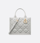 https://assets.christiandior.com/is/image/diorprod/M1325OWHPM51G_E01?$default_GHC$&crop=382,367,1212,1421&wid=1850&hei=2000&scale=0.875&bfc=on&qlt=85